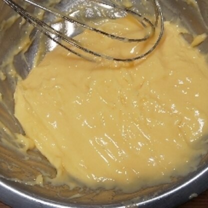 卵と砂糖混ぜた時失敗したかな？と思いましたが最終的には上手く出来ました。
友達にクリームパンを作ってと言われ参考にさせて頂きました。
パンとの相性良かったです。